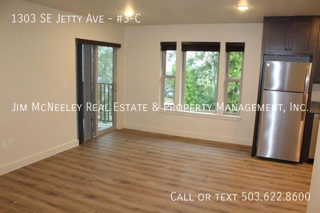 Building Photo - Third level 2 bed/ 1 bath w/ 1 Assigned Pa...