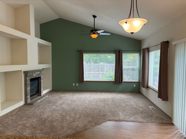 Foto del edificio - Beautiful 2 Bedroom, 2 Bath Bridlewood Ram...