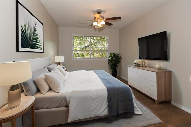 Building Photo - 505 W 7th St