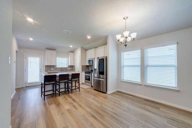 Building Photo - Beautiful 3/2/2 single story home in Venta...