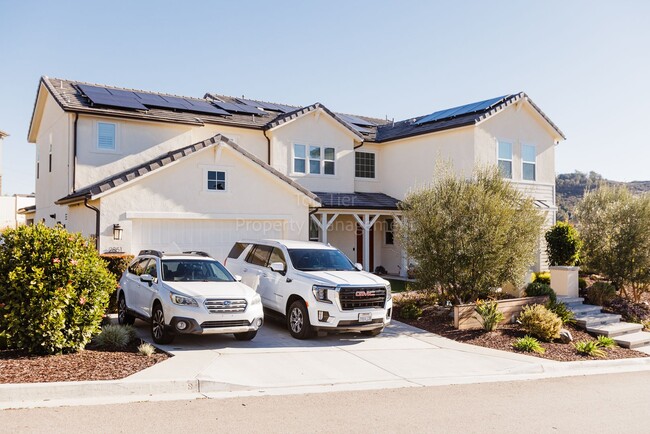 Building Photo - Stunning and spacious 5-bedroom, 4-bathroo...