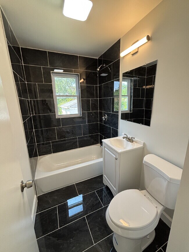 Foto del edificio - Newly Rehabbed 4-bed home in Gary!