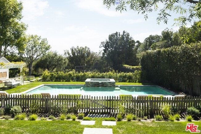 Foto del edificio - 6763 Zumirez Dr