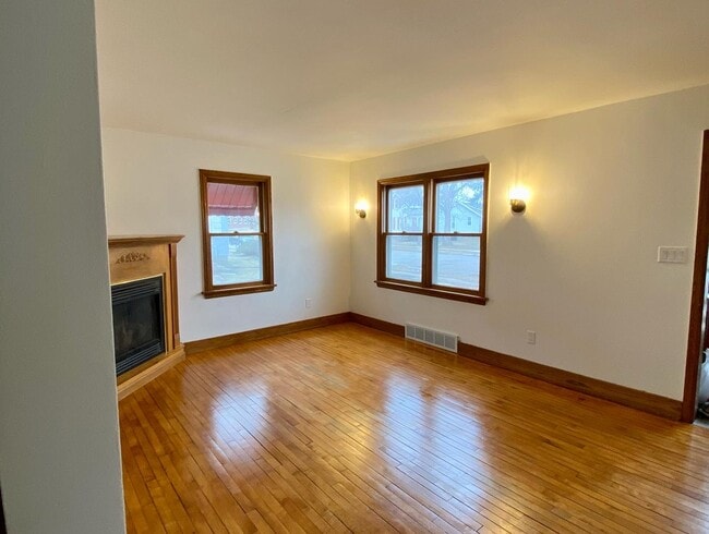 Building Photo - 206 3rd St