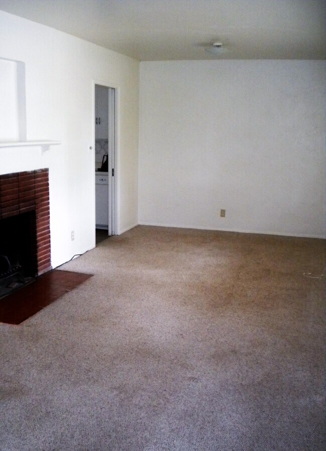 Building Photo - 418 Cuesta Dr