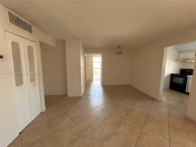 Foto del edificio - 17021 N Bay Rd
