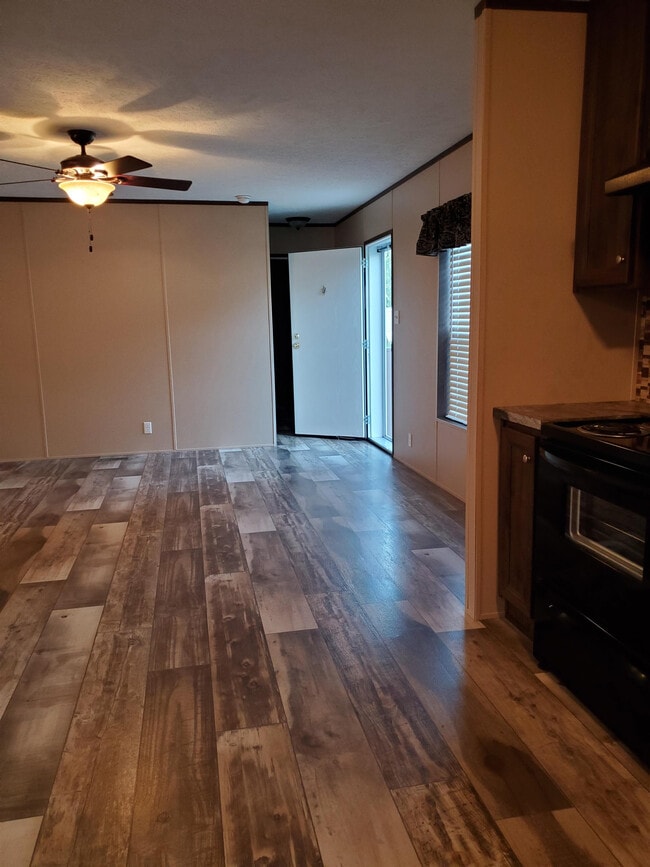 Foto del edificio - 351 Golden Dale Dr