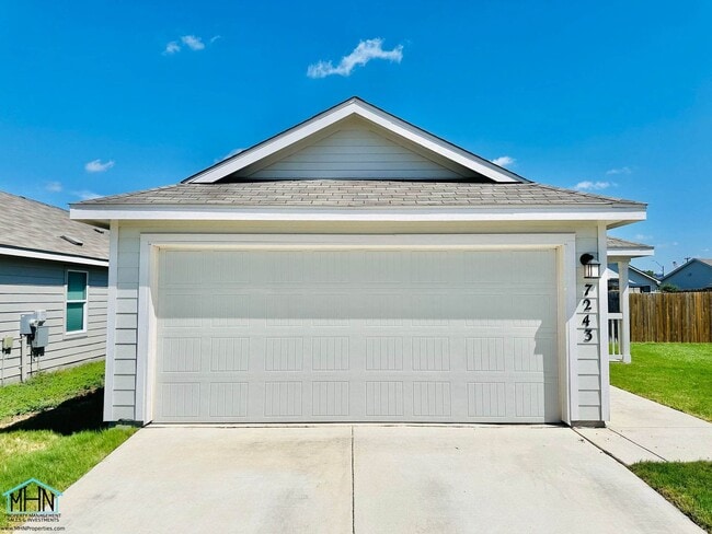 Building Photo - A Stunning 3-Bed 2-Bath Single Story - Nea...