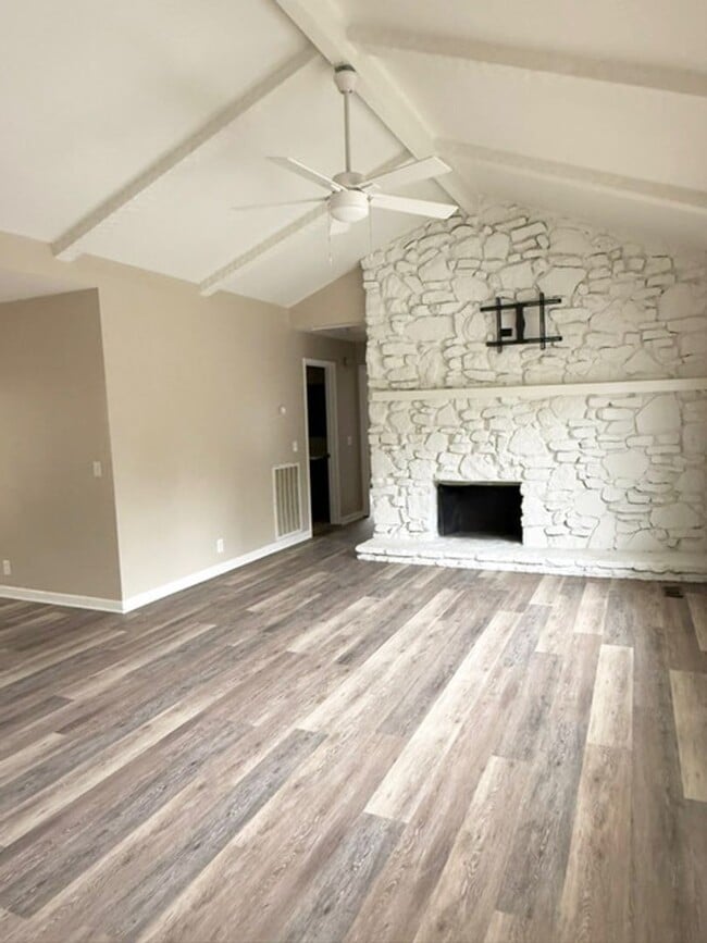 Photo - Renovated Villa in Bellevue- SPECIAL 1/2 Second's Months Rent Apartment