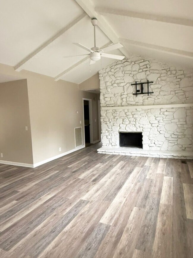 Building Photo - Renovated Villa in Bellevue