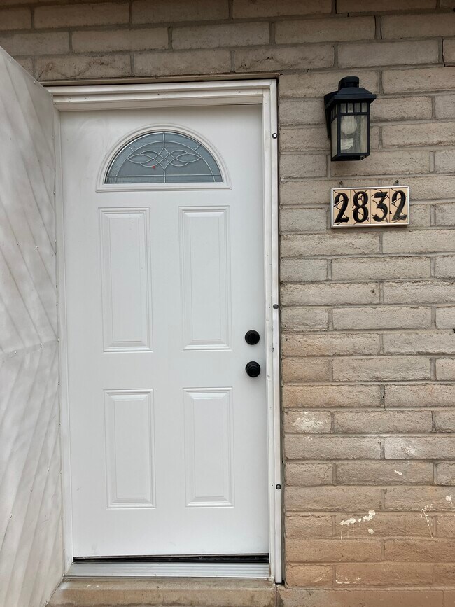 Building Photo - 2832 N Sparkman Blvd