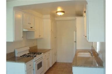 Kitchen - 2433-2435 S Baldwin Ave