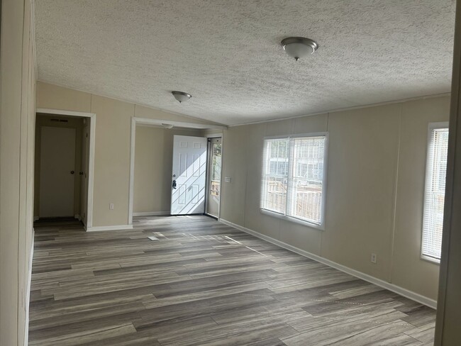 Building Photo - Large Newly Remodeled Home