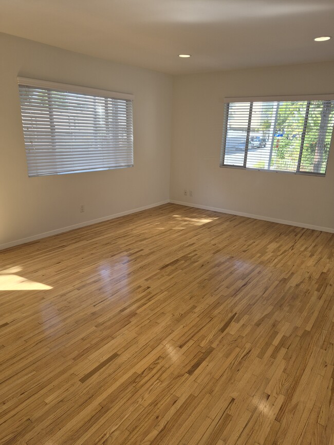 Building Photo - 511A Strand St