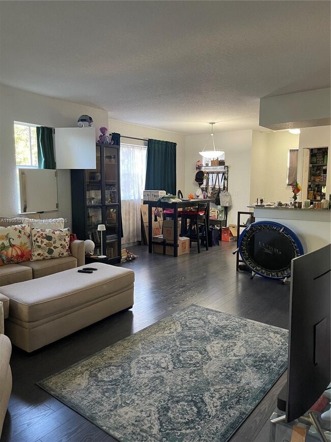 Foto del edificio - 2541 Centergate Dr