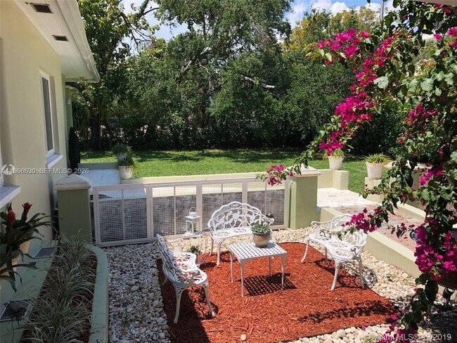 Foto del edificio - 5450 Sunset Dr