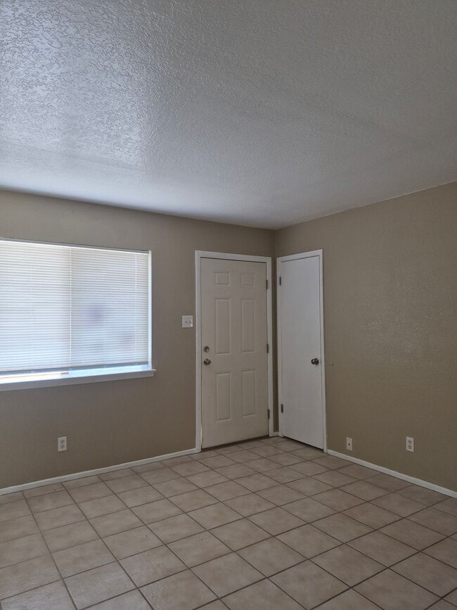 Building Photo - One Bedroom Apartment