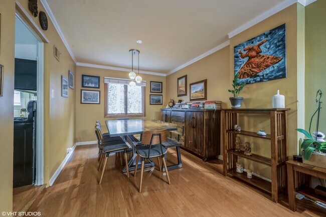 Foto del edificio - 3542 N Pine Grove Ave