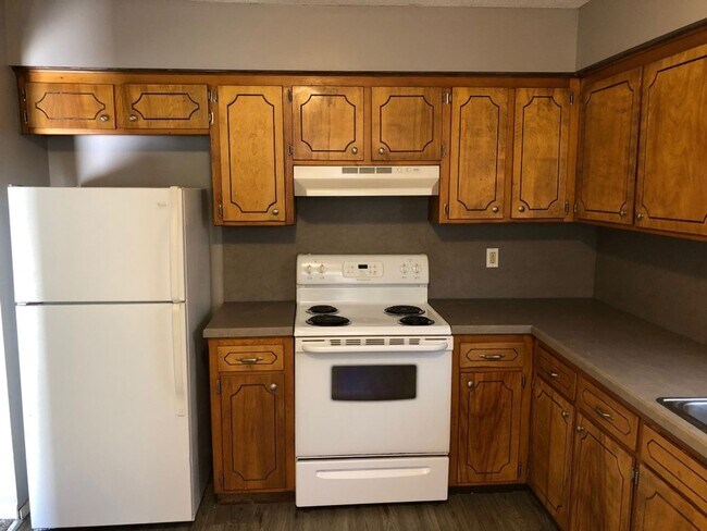 Building Photo - Charming 3 bedroom 1.5 bath right next to ...