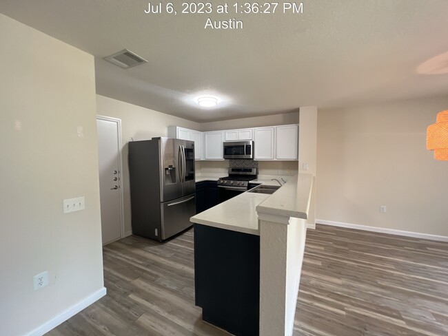 Building Photo - 5713 Silver Screen Dr