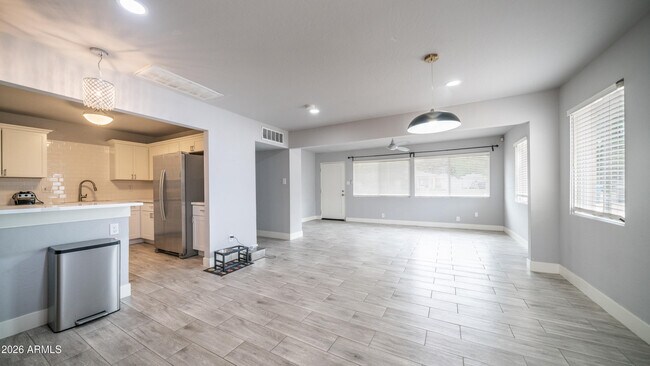 Building Photo - 717 E Palmaire Ave