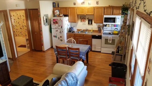 Full kitchen with all appliances - 1008 Remington St