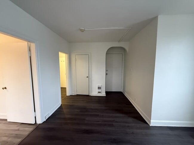 Building Photo - 400 Lutz St