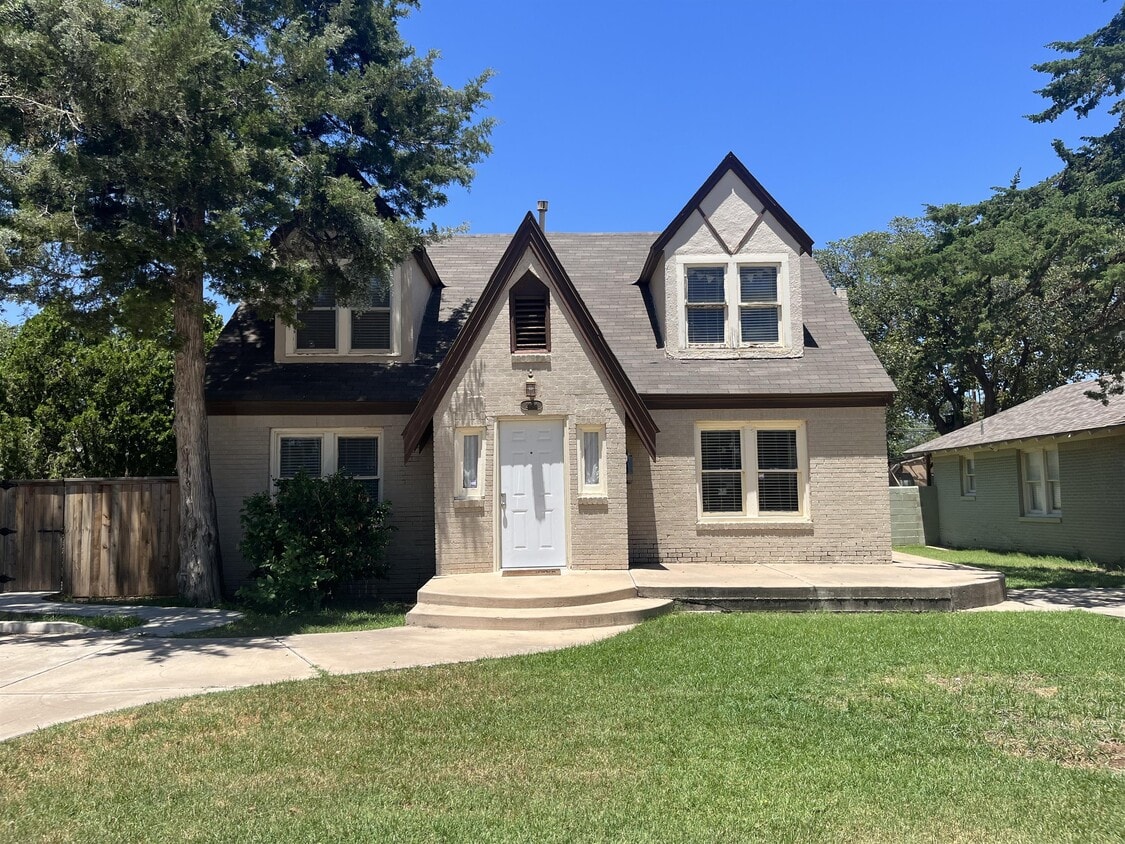 2704 21st St Unit A main house, Lubbock, TX 79410 Room for Rent in