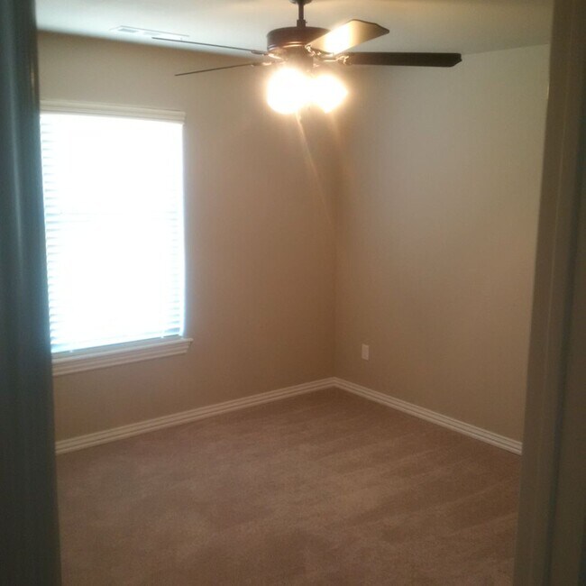 Foto del edificio - Nice 3 bedroom 2 bath 3 car garage home in East Fayetteville