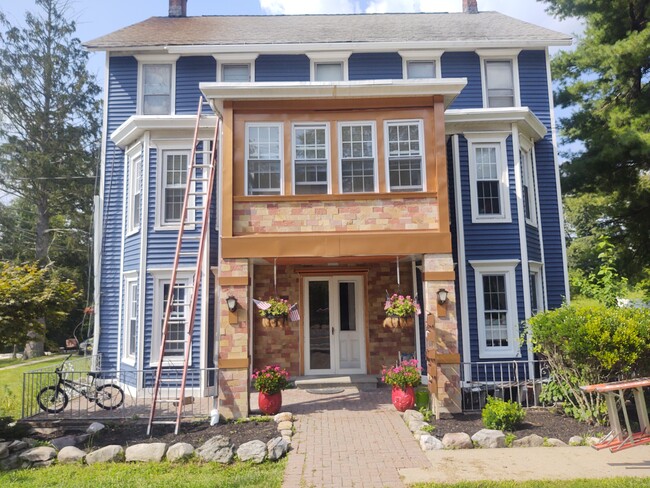 Frente a la calle - 118 Main St
