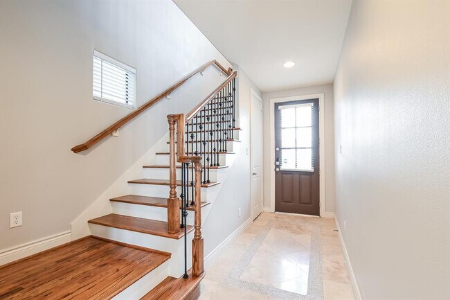 Building Photo - 9601 Pemberton Cres Dr
