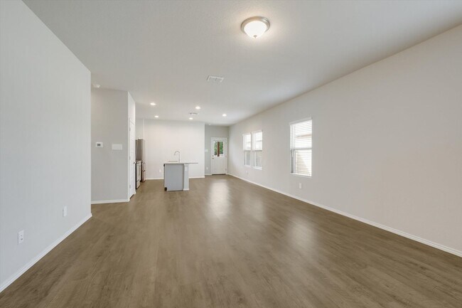 Building Photo - Well-Maintained Home with Modern Conveniences