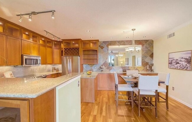 Building Photo - 2070 Shamrock Dr