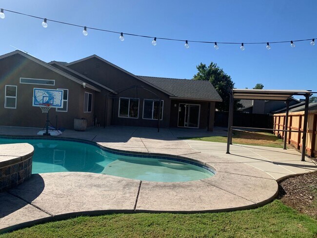 Foto del edificio - Beautiful 3 BR 2 BA with pool and spa avai...