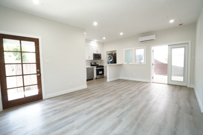 Building Photo - 6053 Selma Ave