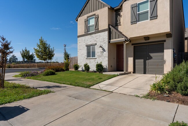 Building Photo - 5 Bed 3 Bath in North Merced!