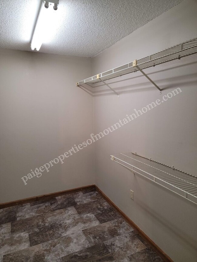 Building Photo - Mnt Valley Condo
