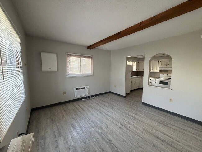 Building Photo - 10 Thompson St