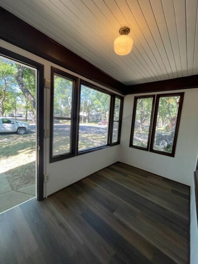 Building Photo - Downtown 2 Bedroom Home!