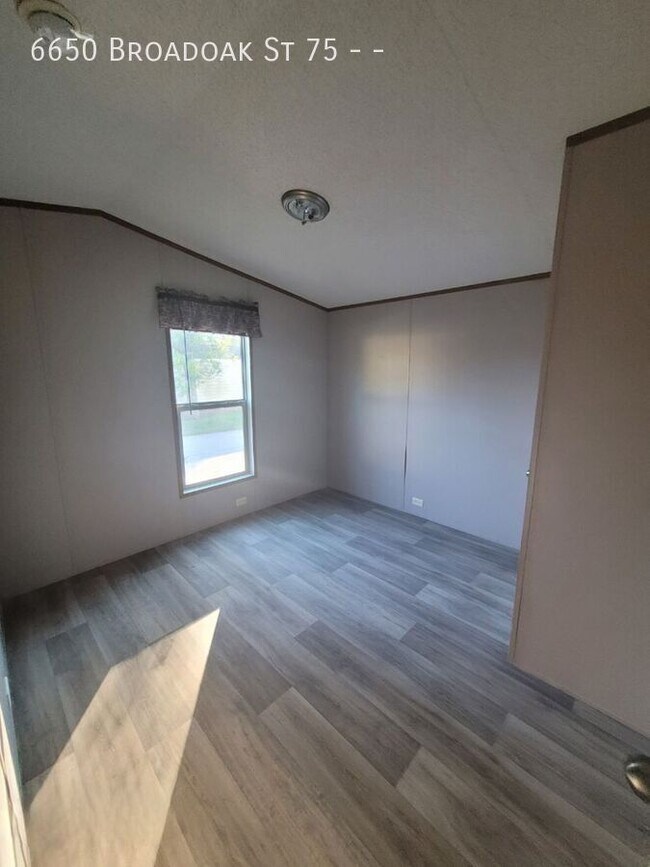 Foto del edificio - 6650 Broadoak St