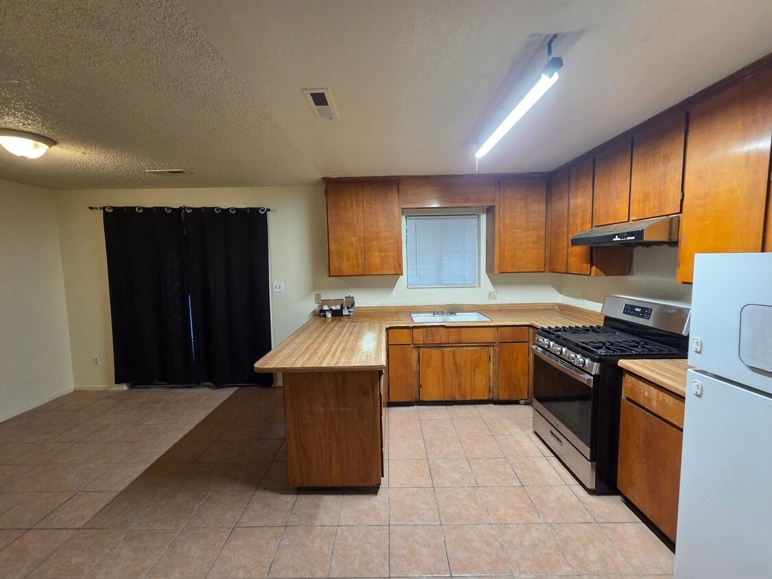 Building Photo - Charming 3 bedrooms 2 baths