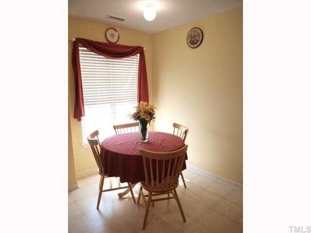 Foto del edificio - 3 Bedroom Townhouse In Wakefield with 1 Car Garage