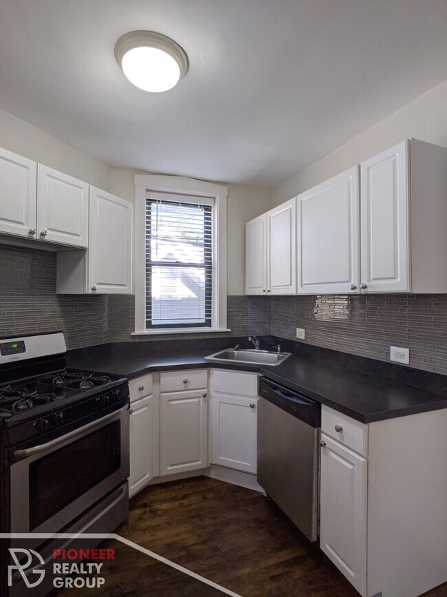 Foto del edificio - 3835 N Greenview Ave
