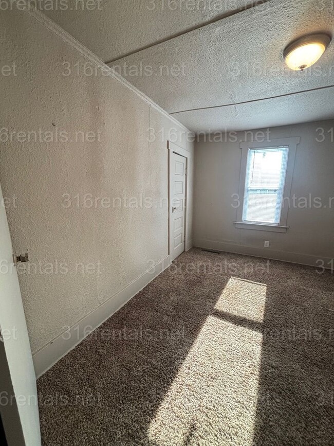 Building Photo - 2 bedroom 1 bath house available NOW!