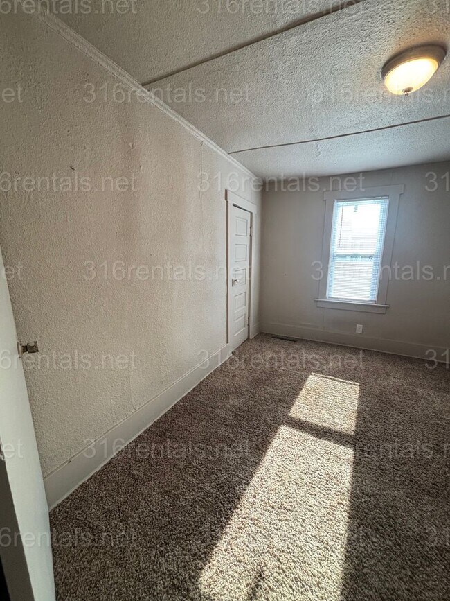 Foto del edificio - 2 bedroom 1 bath house available NOW!