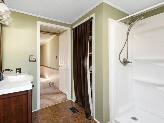 Foto del edificio - 148 Williston Woods Rd