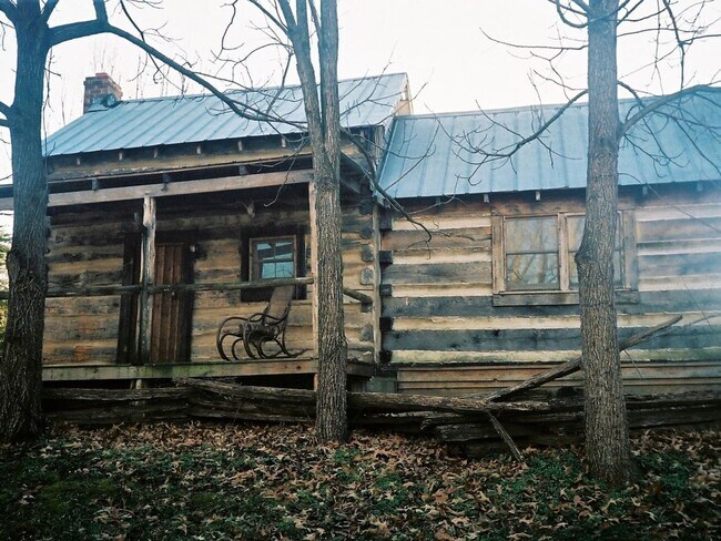 Foto del edificio - Homesteader's Cabin is a 1 BR, 1 Ba with office 4 miles from DT Lexington