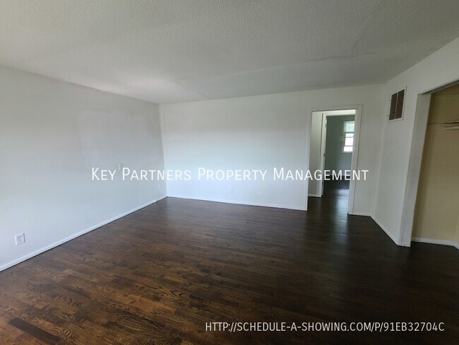 Building Photo - 1034 Pitt St - Section 8 welcome!