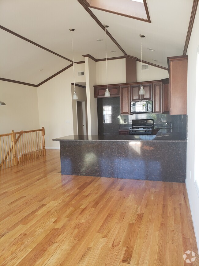 Building Photo - 213 Pearsall Ave