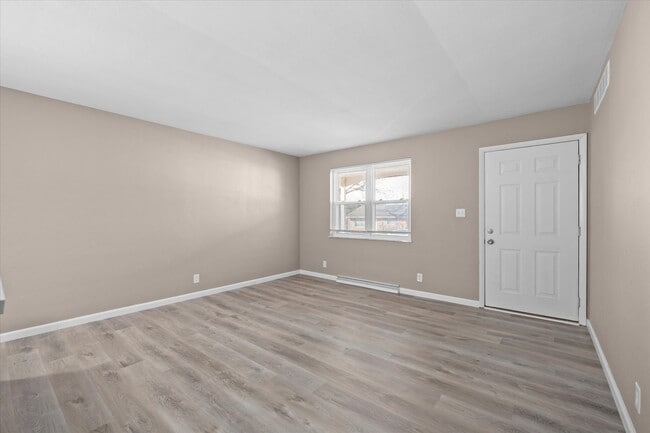 Building Photo - 11 Manor Dr